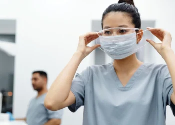 perbedaan tenaga medis dan tenaga kesehatan